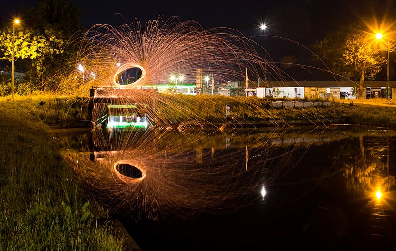 Staalwol op een brug boven water. by Angelo de Bruin