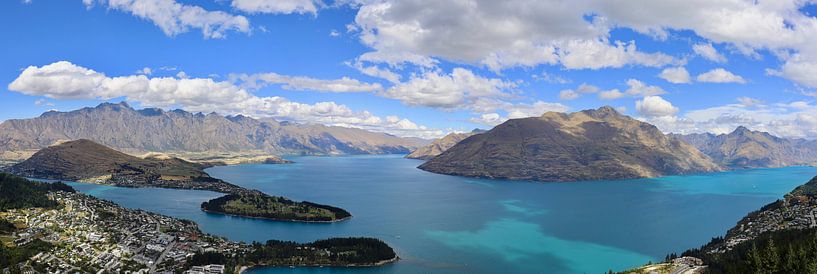 Panorama Queenstown: view of Lake Wakatipu by Be More Outdoor