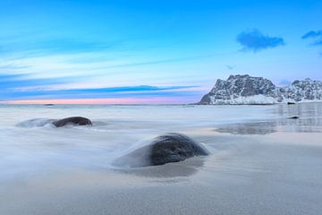 Utakleiv strand in de Lofoten archipel in Noorwegen bij zonsondergang