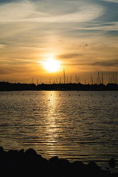 Zonsondergang bij de haven van Deborah Zannini