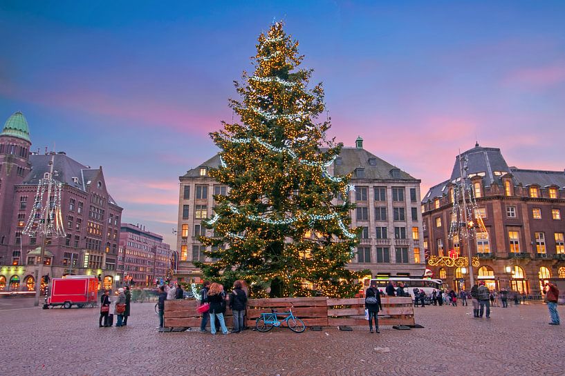 Kerstmis op de Dam in Amsterdam Nederland bij zonsondergang van Eye on You
