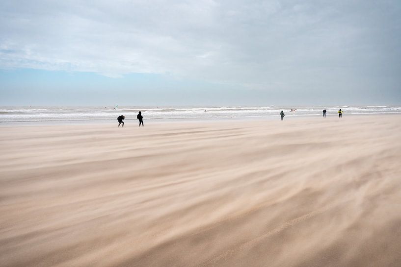 Storm, Zandstuiving op het strand van Scheveningen tijdens storm Eunic van Jolanda Aalbers