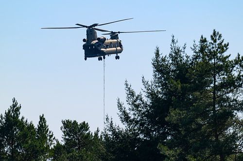 Helikopter met waterbak voor de bestrijding van bosbranden