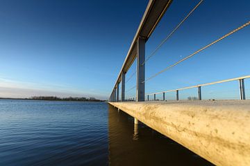 Moderne brug met overspanning over het water