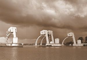 Wasserkraftwerk Maurik in Sepia