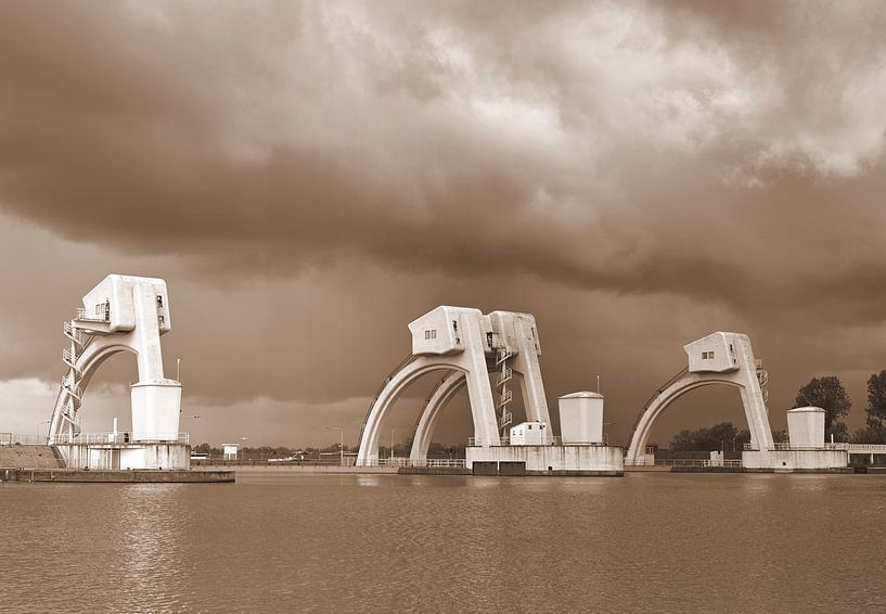 Wasserkraftwerk Maurik in Sepia von Jose Lok