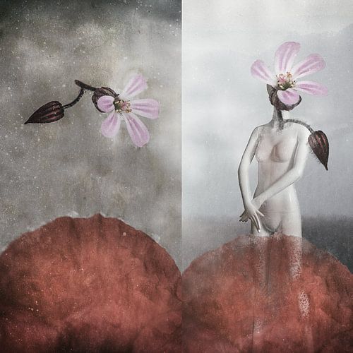 Schaufensterpuppe hinter roten Hügeln