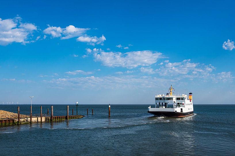 Fährschiff im Hafen Nordstrand an der Nordseeküste von Rico Ködder