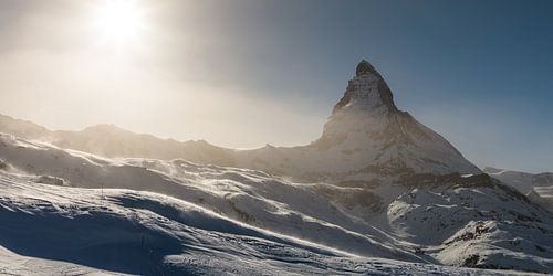 De Matterhorn in sterke wind en mystiek licht