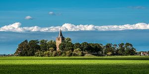 Zicht op het kerkje van Tsjerkebuorren in Friesland in het nazomerlicht