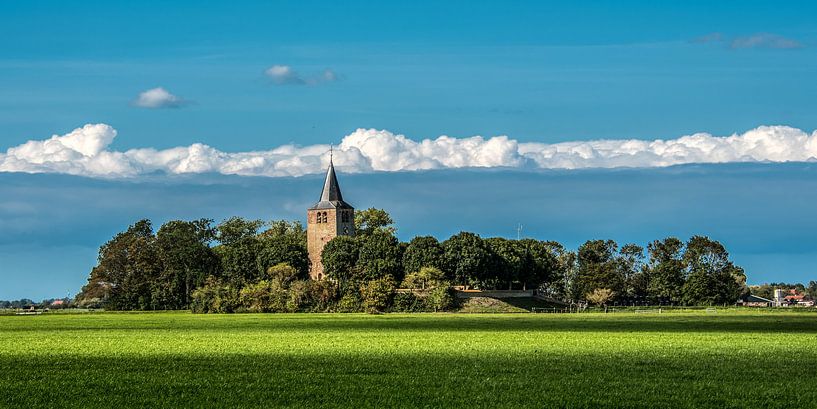 Zicht op het kerkje van Tsjerkebuorren in Friesland in het nazomerlicht van Harrie Muis