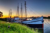 Kustvaarder bij zonsopkomst van Erik Wilderdijk thumbnail