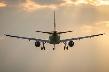 Passagiersvliegtuig gaat landen tijdens zonsondergang van KC Photography