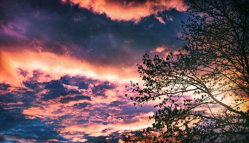Vredige dageraad in de lente met spectaculaire wolken ....