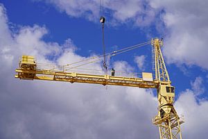 Démontage et montage d'une grue à treillis sur un grand chantier de construction de logements