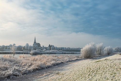 Uitzicht op Kampen en de IJssel in de winter in Nederland