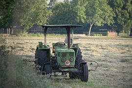 Alter Traktor in einer ruhigen Landschaft von BtBclicks