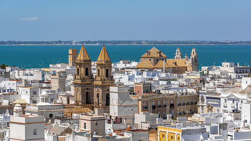 Dächer von Cádiz mit Kirchtürmen und der Bucht