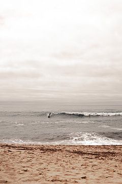Surfeur dans les vagues en mer du portugal sur AIM52 Shop