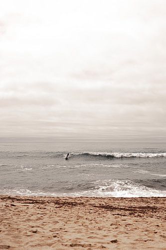 Surfer in den Wellen auf dem portugiesischen Meer