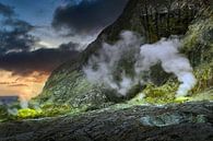 Zonsondergang vulkaan landschap met rook en zwavel, White Island Nieuw Zeeland van Albert Brunsting thumbnail