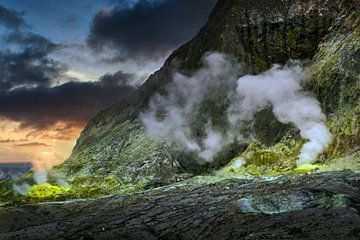Paysage de volcan au coucher du soleil avec de la fumée et du soufre, White Island Nouvelle-Zélande sur Albert Brunsting