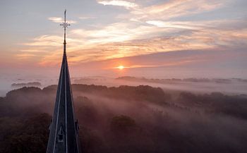 Kirchturm im Nebel.