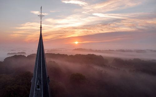 Clocher d'église dans le brouillard.