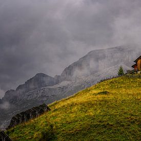 Refuge de montagne isolé dans les magnifiques Dolomites sur Leon Okkenburg