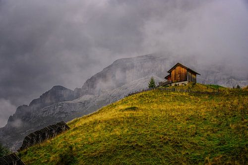 Refuge de montagne isolé dans les magnifiques Dolomites