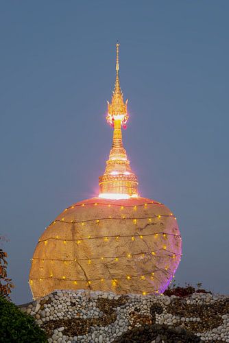 Goldene Balance über den Bergen
