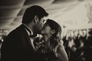Kuss aus Liebe während der Ehe in Schwarz-Weiß von Atelier Liesjes