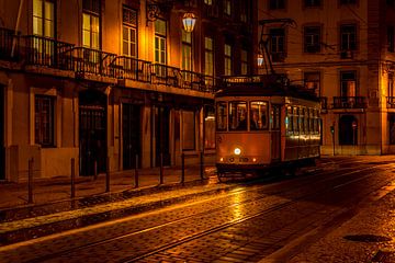 Tram in de avond in Lissabon 