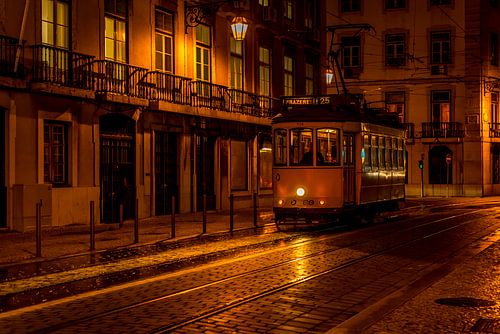 Tram in de avond in Lissabon 