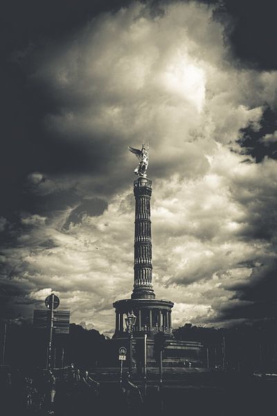 The Siegessäule in Berlin in black and white by Lizanne van Spanje
