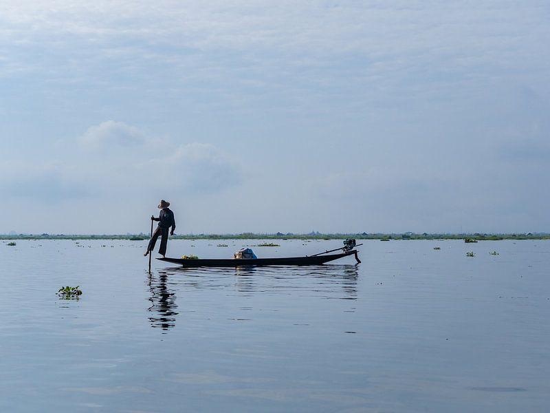 Traditionele visser op het Inle Lake in Myanmar van Teun Janssen