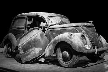 Vieille dame en noir et blanc