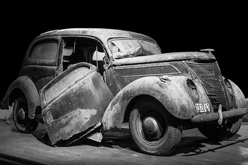 Vieille dame en noir et blanc