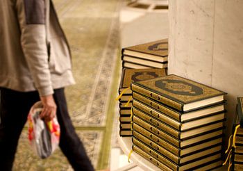 Het Heilig boek in de Moskee van de profeet