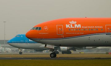 Lining up while her sister is leaving von Erik van Riessen