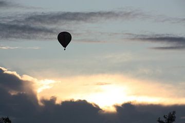 Luchtballon bij Hollandse zonsondergang van Marianne van den Bogaerdt