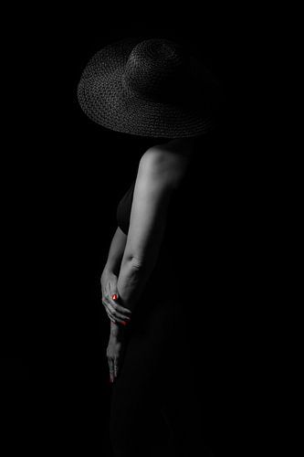 Elegance in Shadow – Fine Art Zwart-Wit Fotografie