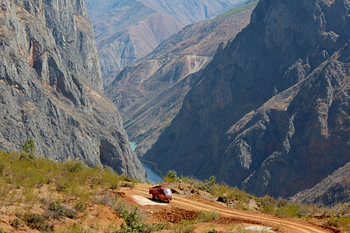 Rotes Auto in die Berge von Yunnan, China