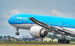 Abflug KLM Boeing 777-300 (PH-BVB). von Jaap van den Berg