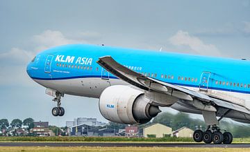 Décollage du Boeing 777-300 de KLM (PH-BVB). sur Jaap van den Berg