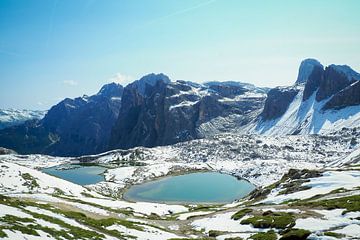 Des lacs de montagne cristallins - une photographie alpine spectaculaire avec des reflets clairs et un panorama de montagnes. Acheter maintenant une peinture murale ou une toile et profiter de la nature.