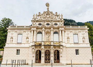 Exterieur van Slot Linderhof, gebouwd door Koning Ludwig II, in Beieren, Duitsland van WorldWidePhotoWeb