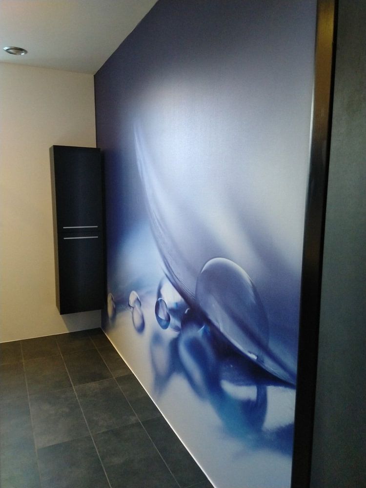 Zarte farbige Tropfen (Tropfen und eine Feder in einem blauen Farbton) von Birgitte Bergman