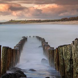 Het zachte zeewater aan de kust van Westkapelle, Zeeland. van Mariska Brouwenstijn
