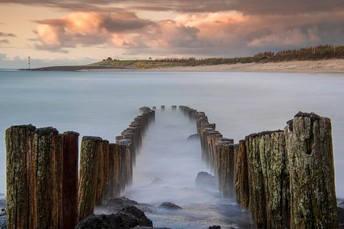 Het zachte zeewater aan de kust van Westkapelle, Zeeland.